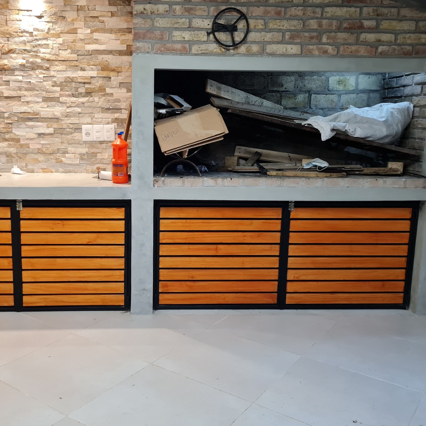 Puertas bajo parrillero hierro y madera