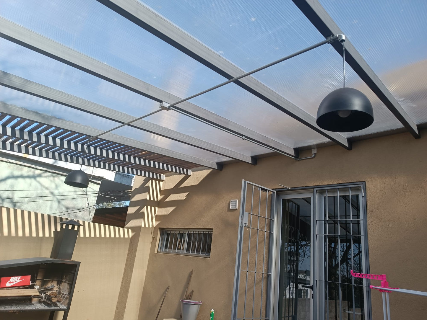 Pérgola hierro y policarbonato