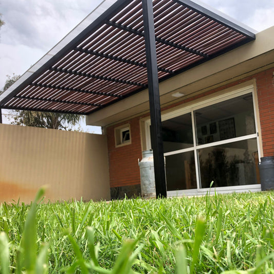 Pérgola hierro, madera y policarbonato.
