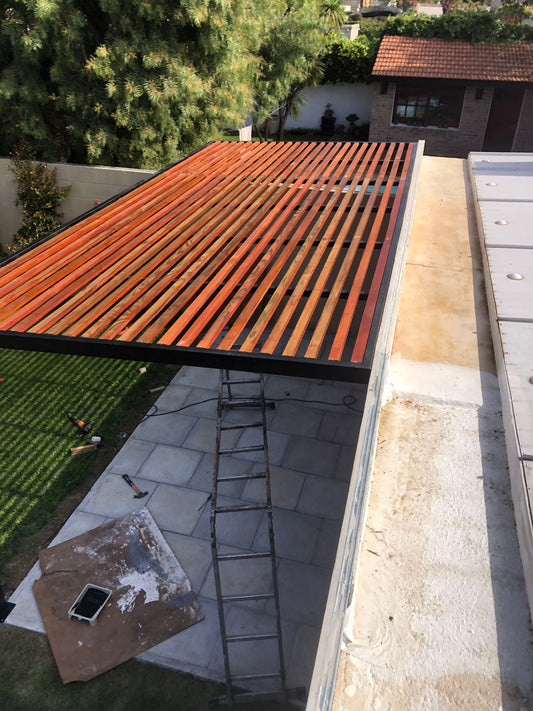Pérgola hierro, madera y policarbonato.